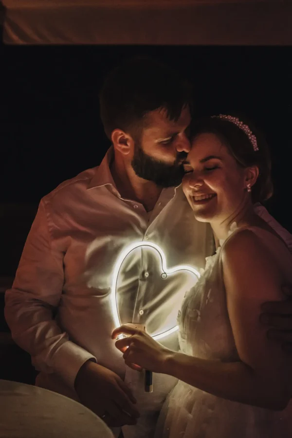 Romantisches Bild des Brautpaares mit einem leuchtenden Herz.