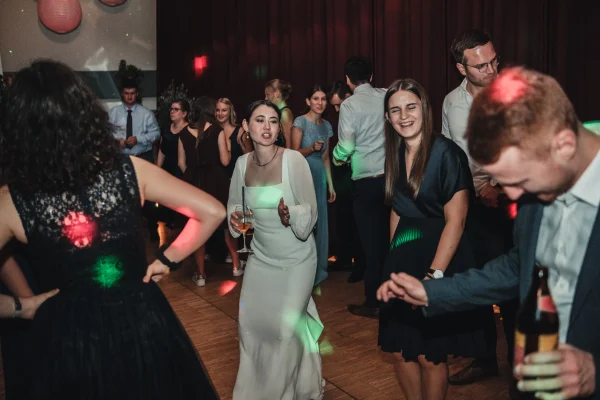 Braut und Bräutigam auf der Tanzfläche.