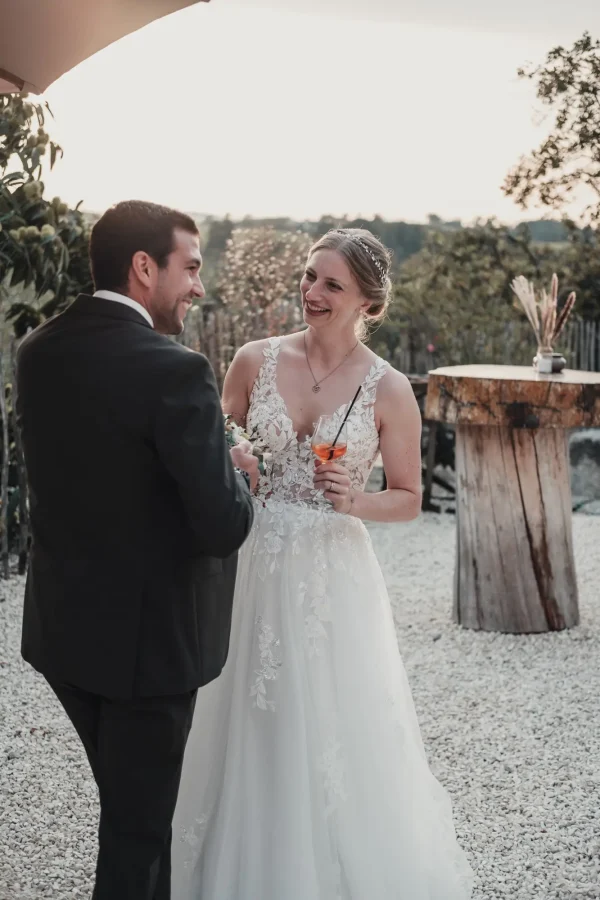 Das Brautpaar unterhält sich entspannt auf der Terrasse des Lana Salta. Die Abendsonne betont die warme Stimmung.