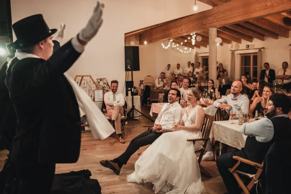 Lachendes Brautpaar bei der Feier am Abend, Innenraum Lana Salta