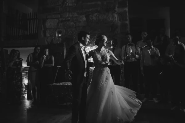 Stilvolle Schwarz Weiß Aufnahme des First Dance