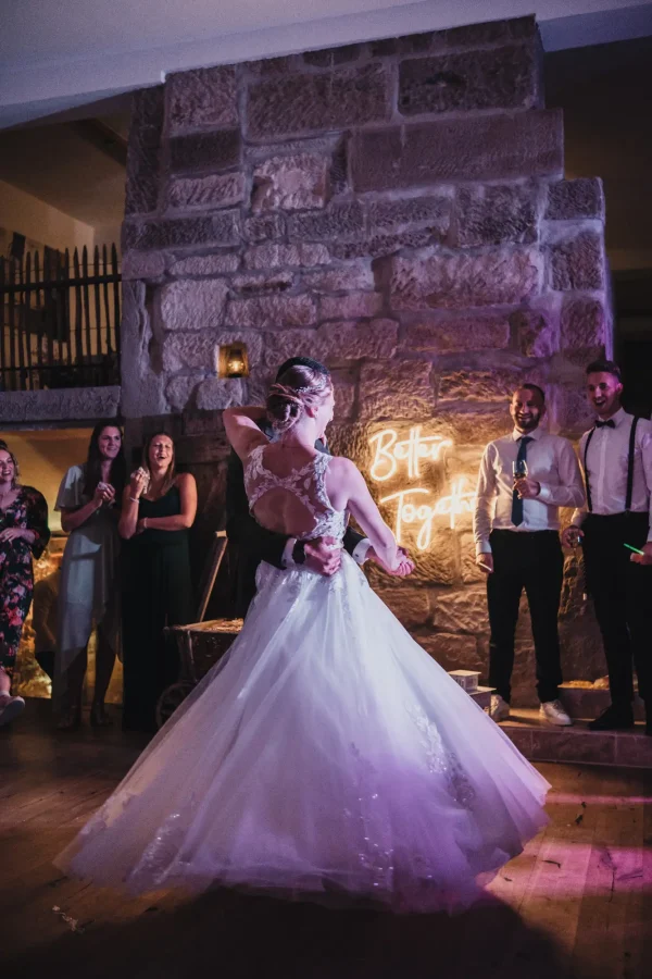 Elegante Drehung beim Tanzen, schwingendes Hochzeitskleid