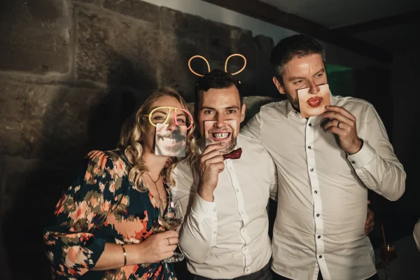 Gäste mit Verkleidung in der Fotobox.